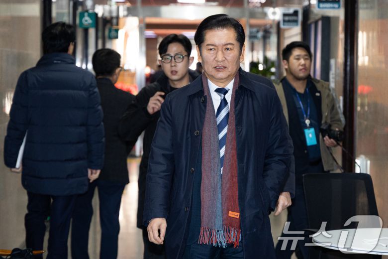 정청래 더불어민주당 대표가 4일 서울 여의도 국회에서 열린 비공개 당무위원회 참석을 위해 당대표실로 들어서고 있다. 2025.12.4/뉴스1 ⓒ News1 유승관 기자