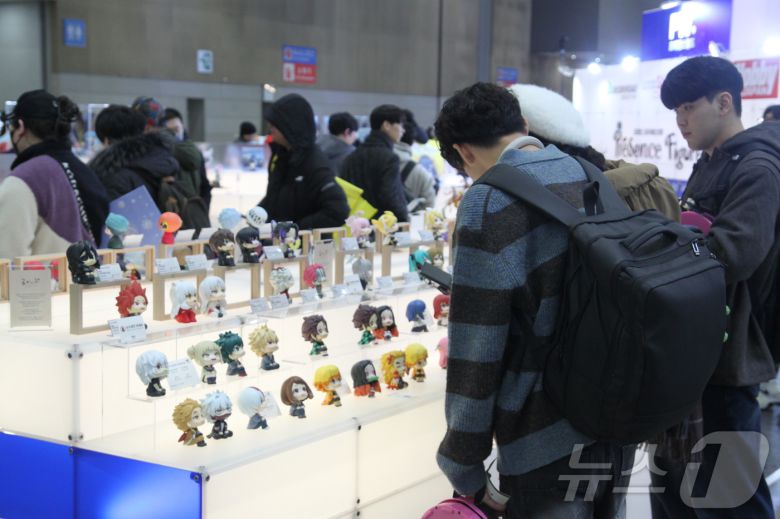 5일 오전 서브컬처 페스티벌 'AGF 2025'가 열리는 일산 킨텍스 제 1전시장에서 방문객이 기념품을 고르고 있다. AGF 2025는 12월 5일부터 7일까지 일산 킨텍스에서 열린다.2025.12.5/뉴스1 ⓒ News1 김민재 기자