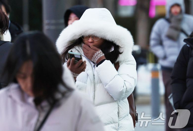 서울의 최저기온이 영하 10도 가까이 떨어진 4일 오전 서울 광화문네거리 일대에서 시민들이 추위 속 출근길 발걸음을 옮기고 있다. 2025.12.4/뉴스1 ⓒ News1 구윤성 기자