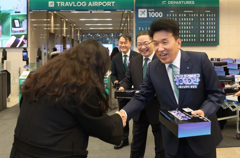 하나금융그룹은  5일 오전 하나은행 을지로 본점에서 국내 해외여행 대표 플랫폼인 '트래블로그' 서비스 가입자 '1,000만 돌파 축하' 기념 행사를 진행했다. (하나금융그룹 제공)