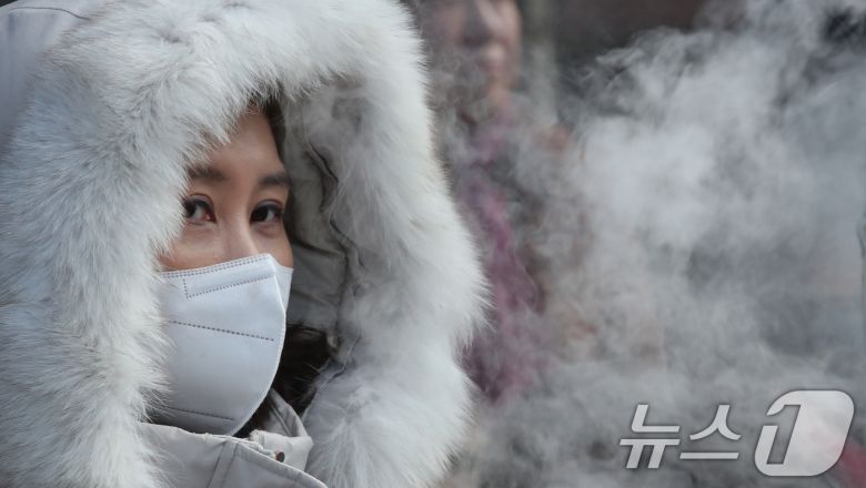 5일 대전·충남은 구름이 많은 가운데 아침 기온이 영하권에 머물며 추울 것으로 예보됐다. 대전 중구에서 어린이가 추위에 털모자를 쓰고 있다. /뉴스1 ⓒ News1 김기태 기자