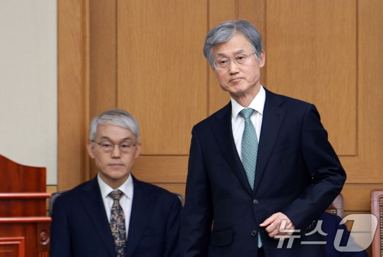 조희대 대법원장이 5일 서울 서초구 대법원에서 열린 전국법원장회의에서 인사말을 하기 위해 단상으로 발걸음을 옮기고 있다. 왼쪽은 천대엽 법원행정처장. (공동취재) 2025.12.5/뉴스1 ⓒ News1 장수영 기자