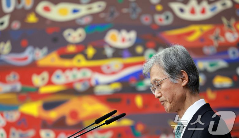 조희대 대법원장이 5일 서울 서초구 대법원에서 열린 전국법원장회의에서 잠시 생각에 잠겨있다. (공동취재) 2025.12.5/뉴스1 ⓒ News1 장수영 기자