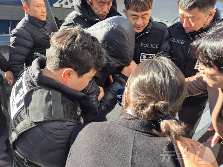 강원 양양군청 직장 내 괴롭힘 의혹을 받는 7급 공무원 A 씨가 5일 오후 춘천지법 속초지원에서 열린 구속 전 피의자 심문(영장실질심사)을 받기 위해 법정으로 이동하고 있다. 2025.12.5/뉴스1 ⓒ News1 윤왕근 기자