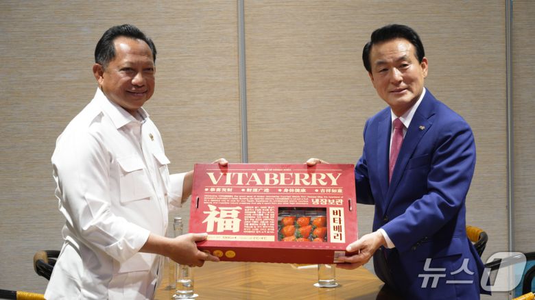 백성현 논산시장·티토 카르나비안 내무부 장관  모습(논산시 제공.재판매 및 DB금지)/뉴스1