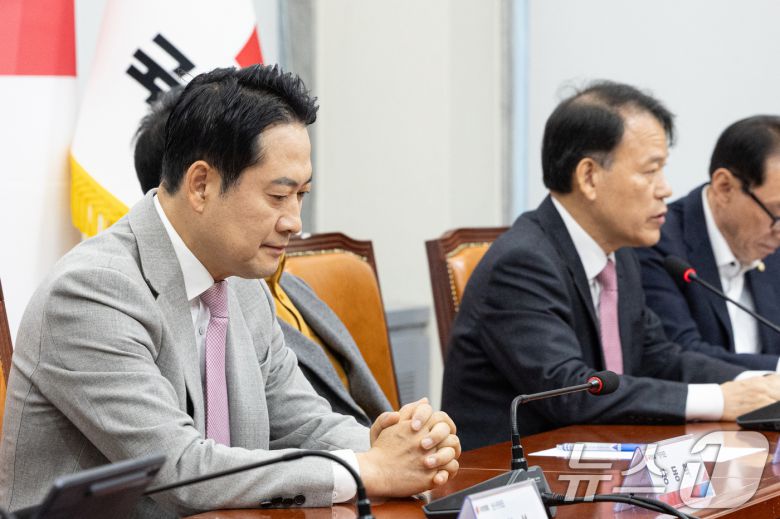 장동혁 국민의힘 대표가 5일 서울 여의도 국회에서 열린 '혼용무도' 이재명정권 6개월 국정평가 회의에서 윤한홍 의원의 발언을 듣고 있다. 2025.12.5/뉴스1 ⓒ News1 이승배 기자