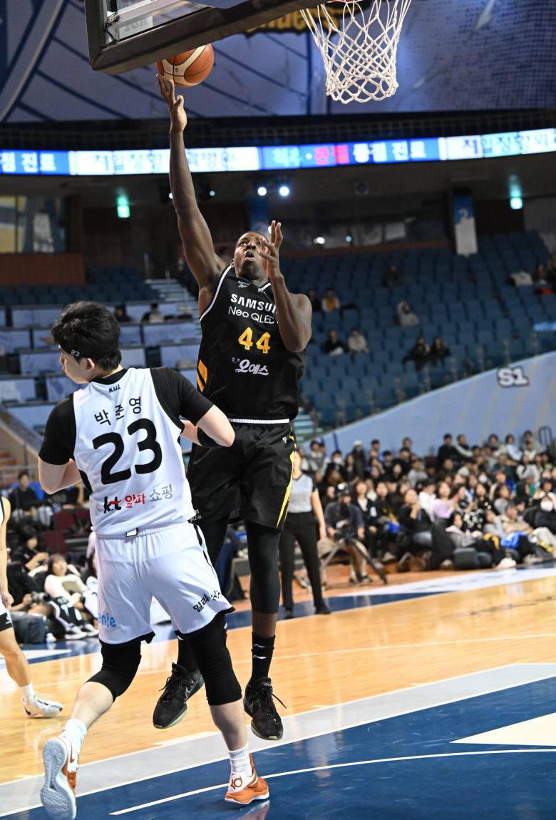 프로농구 삼성 니콜슨이 5일 KT와 경기에서 슛을 쏘고 있다.(KBL 제공)