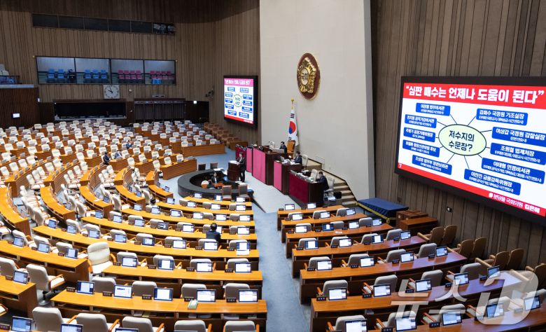 김은혜 국민의힘 의원이 지난 9월 29일 서울 여의도 국회에서 열린 제429회 국회(정기회) 제9차 본회의에서 국회에서의 증언·감정 등에 관한 법률 일부개정법률안(대안)에 대한 무제한토론(필리버스터)을 하고 있다. 2025.9.29/뉴스1 ⓒ News1 이승배 기자