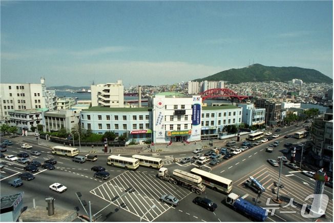 옛 부산시청 전경(문진우 작가 기증). 부산도서관 제공. 재판매 및 DB금지)