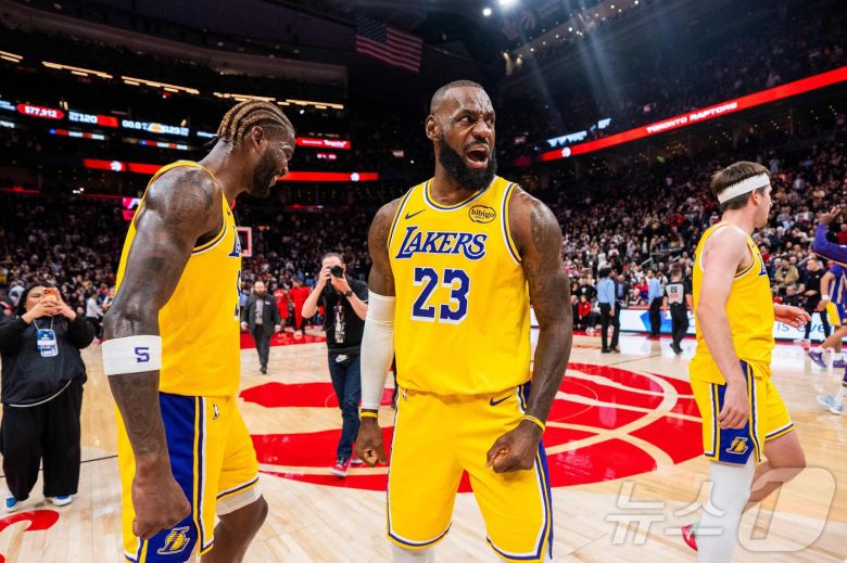 NBA LA 레이커스 르브론 제임스(가운데)가 5일(한국시간) 토론토와 경기를 승리한 뒤 기뻐하고 있다. ⓒ AFP=뉴스1