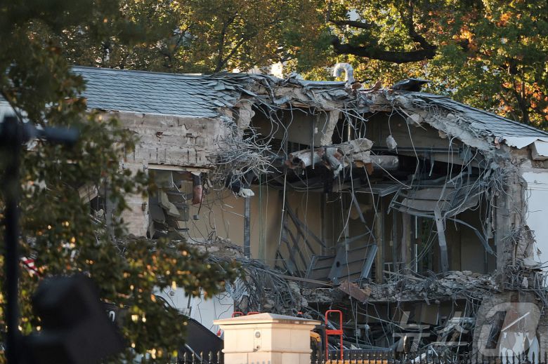 20일(현지시간) 미국 워싱턴DC 백악관 이스트윙에서 도널드 트럼프 미국 대통령이 계획한 무도회장 건설을 위해 부분 철거가 진행되고 있다. 2025.10.20. ⓒ 로이터=뉴스1 ⓒ News1 윤다정 기자