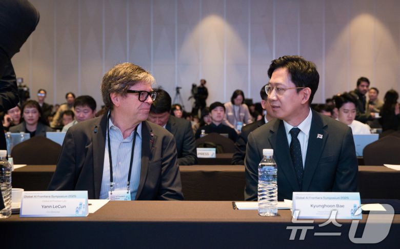 배경훈 부총리 겸 과학기술정보통신부 장관이 27일 오전 서울 용산구 드래곤시티호텔에서 열린 'AI 프론티어 국제 심포지엄 2025' 에 참석해 얀 르쿤 뉴욕대 교수와 대화를 나누고 있다. (과학기술정보통신부 제공. 재판매 및 DB 금지) 2025.10.27/뉴스1