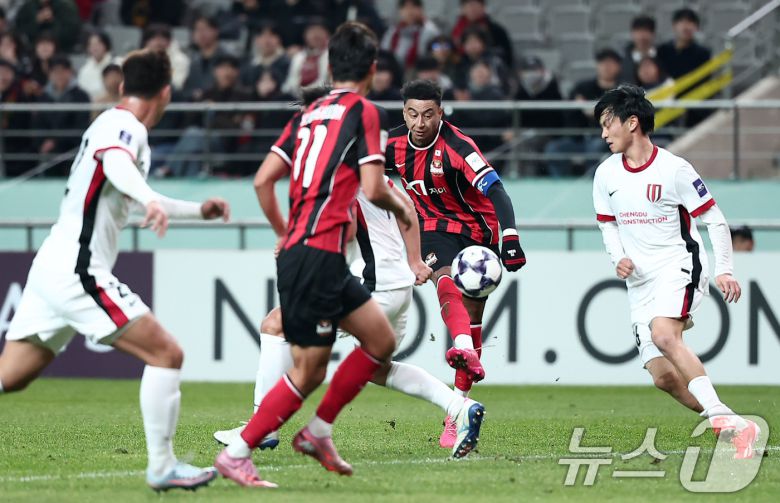 FC서울 제시 린가드가 4일 서울 마포구 서울월드컵경기장에서 열린 '2025-2026 아시아축구연맹(AFC) 챔피언스리그 엘리트(ACLE)' 리그 스테이지 4차전 FC서울과 청두 룽청의 경기에서 슈팅을 때리고 있다. 2025.11.4/뉴스1 ⓒ News1 김성진 기자