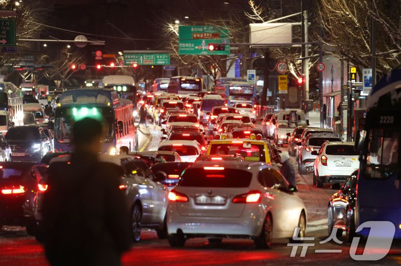 폭설이 내린 4일 오후 서울 종로구 안국동 도로의 차량들이 눈길에 큰 정체를 빚고 있다. 2025.12.4/뉴스1 ⓒ News1 이광호 기자