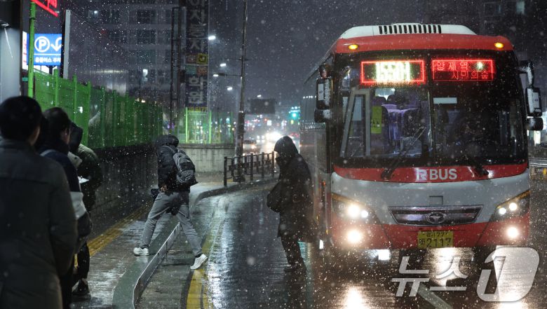 서울 전역을 포함한 수도권에 대설주의보가 내려진 4일 오후 경기 화성시 송화초등학교 인근 경기대로에 많은 눈이 내리고 있다. 2025.12.4/뉴스1 ⓒ News1 김영운 기자