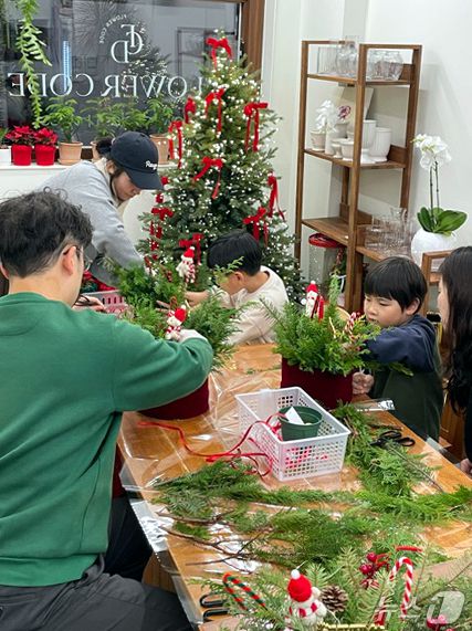 연말 가족 특별 체험 벨벳 생화 캔들박스 클래스 체험 프로그램 모습. (대전시교육청 및 DB금지) 2025.12.5/뉴스1