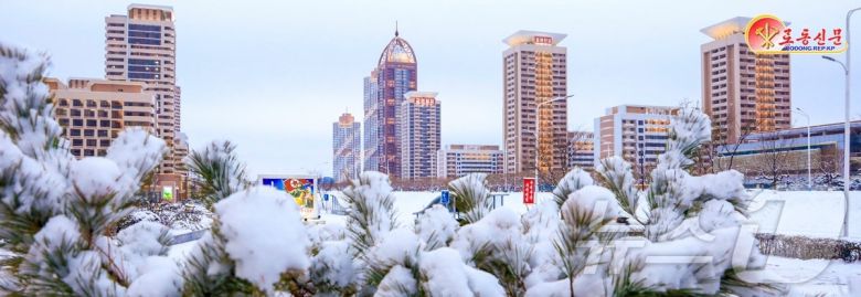 (평양 노동신문=뉴스1) = 북한 노동당 기관지 노동신문은 5일 수도 평양에 첫눈이 내렸다는 소식을 전했다. [국내에서만 사용가능. 재배포 금지. DB 금지. For Use Only in the Republic of Korea. Redistribution Prohibited] rodongphoto@news1.kr