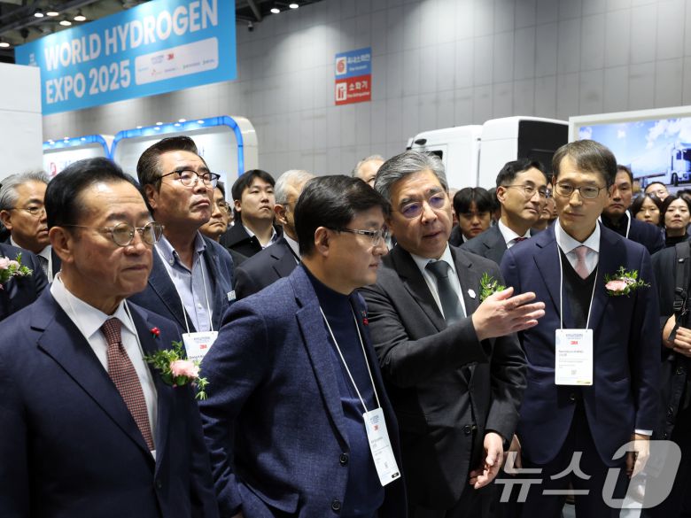 김성환 기후에너지환경부 장관과 장재훈 현대자동차그룹 부회장이 4일 경기도 고양시 일산서구 킨텍스(KINTEX)에서 열린 '세계 수소 엑스포 2025(월드 하이드로젠 엑스포)'에서 현대자동차 그룹 부스를 찾아 대화를 나누고 있다. 2025.12.4/뉴스1 ⓒ News1 황기선 기자