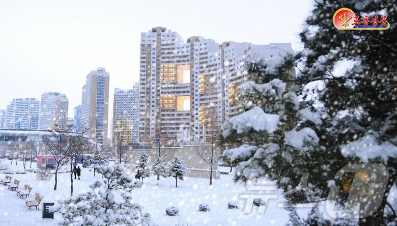 (평양 노동신문=뉴스1) = 북한 노동당 기관지 노동신문은 5일 수도 평양에 첫눈이 내렸다는 소식을 전했다. [국내에서만 사용가능. 재배포 금지. DB 금지. For Use Only in the Republic of Korea. Redistribution Prohibited] rodongphoto@news1.kr