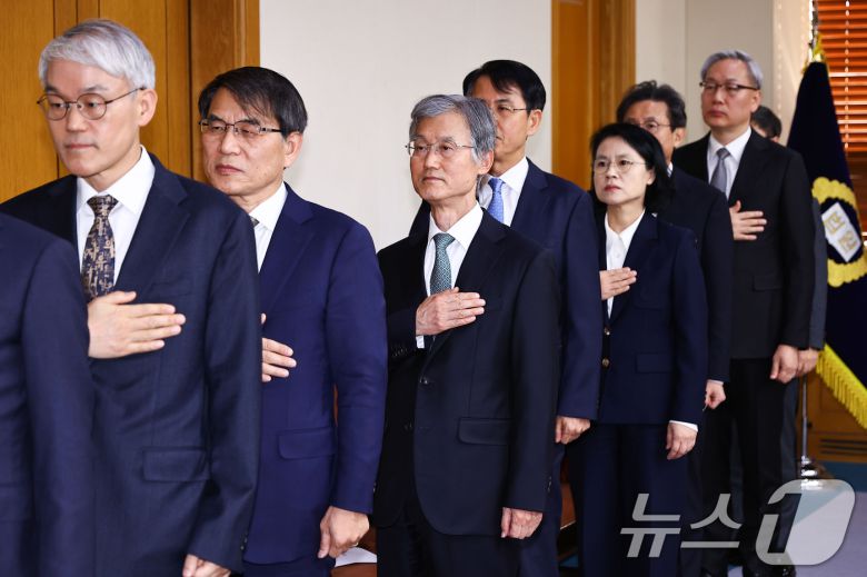조희대 대법원장과 대법관들이 5일 오후 서울 서초구 대법원에서 열린 전국법원장회의에서 국민의례 하고 있다. (공동취재) ⓒ News1 장수영 기자