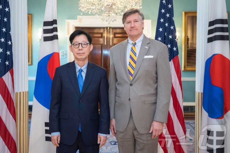 박윤주 외교부 제1차관이 지난 1일 오전(현지시간) 미국 국무부에서 크리스토퍼 랜다우 국무부 부장관과 한미 외교차관회담을 개최하고 기념 촬영을 하고 있다. (외교부 제공. 재판매 및 DB 금지) 2025.12.2/뉴스1