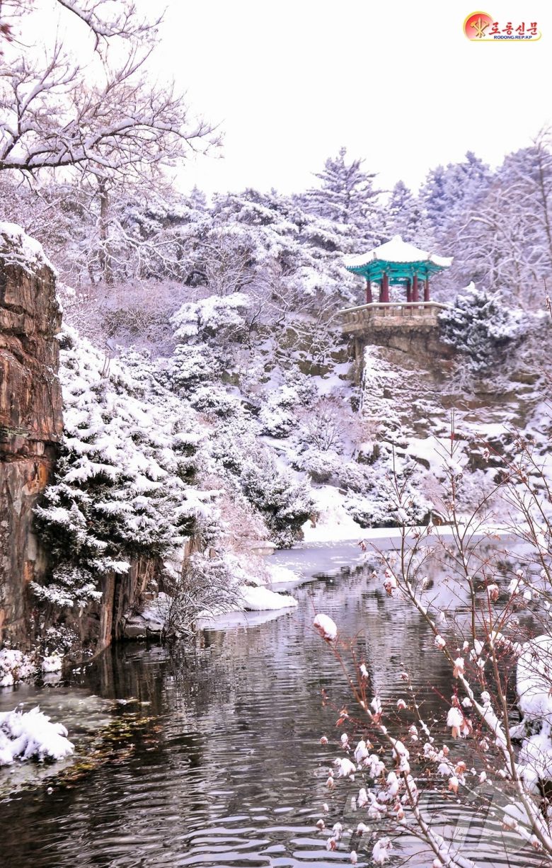 (평양 노동신문=뉴스1) = 북한 노동당 기관지 노동신문은 5일 수도 평양에 첫눈이 내렸다는 소식을 전했다. [국내에서만 사용가능. 재배포 금지. DB 금지. For Use Only in the Republic of Korea. Redistribution Prohibited] rodongphoto@news1.kr