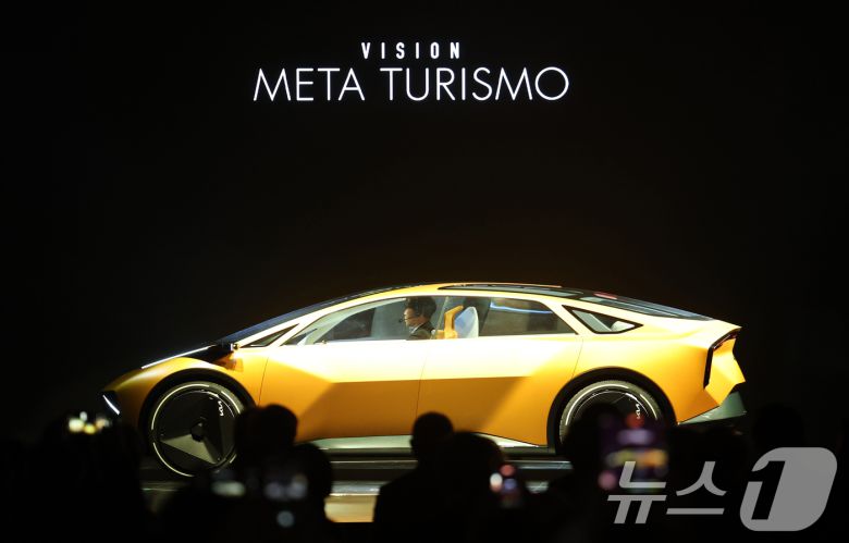 5일 경기 용인시 처인구 기아 비전스퀘어에서 열린 '기아 80주년 기념식'에서 다가올 80년 비전을 담은 미래 콘셉트카 ‘비전 메타투리스모’를 공개되고 있다. 2025.12.5/뉴스1 ⓒ News1 김영운 기자