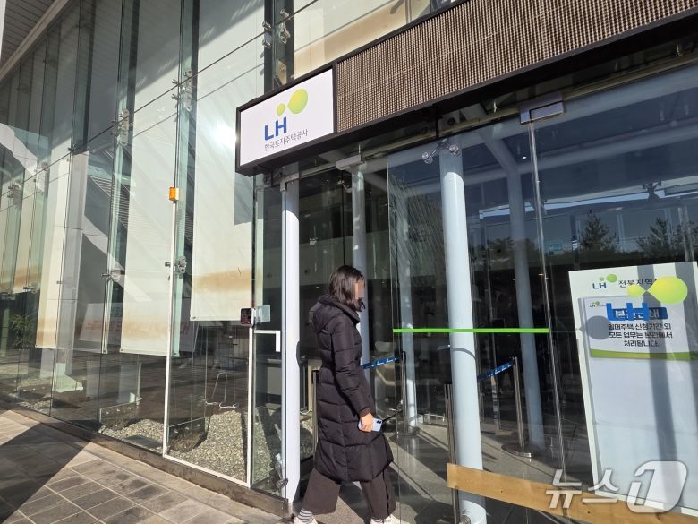 5일 오전 11시께 깨진 LH전북본부 출입문 사이로 한 시민이 지나가고 있다.2025.12.5/뉴스1 장수인 기자