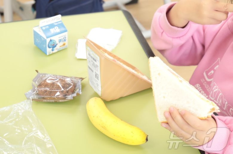 전국학교비정규직연대회의가 올해 임금교섭 난항으로 전국 릴레이 파업을 벌이는 가운데 5일 울산의 한 학교에서도 급식 차질이 빚어져 학생들이 대체 급식을 먹고 있다. ⓒ News1 김세은 기자