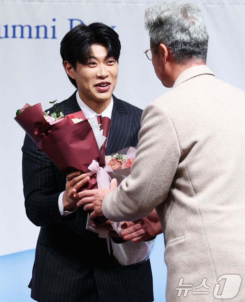 5일 서울 강남구 리베라호텔에서 열린 한국프로야구 은퇴선수협회 2025 '최고의 선수상' 시상식에서 '최고의 선수상'을 수상한 송성문(키움 히어로즈)이 강병식 코치로부터 축하 꽃다발을 받고 있다. 2025.12.5/뉴스1 ⓒ News1 오대일 기자