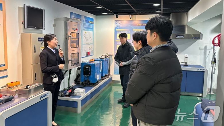 여수해경이 지난 4일 포스코 광양제철소 안전문화체험관을 방문해 산업안전체험을 진행하고 있다. (여수해경 제공. 재판매 및 DB금지)