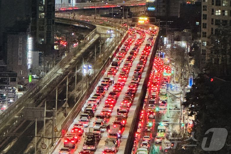 폭설이 내린 4일 서울 내부순환로 정릉램프 인근에서 차들이 서행하고 있다. 이날 내린 폭설로 오후 7시를 기해 내부순환로 전구간 진입이 통제됐다. 2025.12.4/뉴스1 ⓒ News1 신웅수 기자