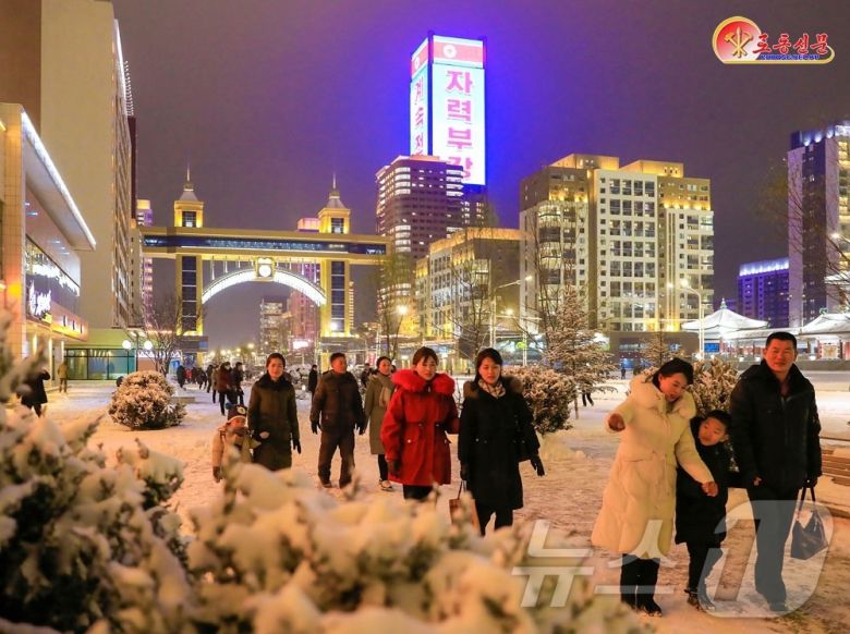 (평양 노동신문=뉴스1) = 북한 노동당 기관지 노동신문은 5일 수도 평양에 첫눈이 내렸다는 소식을 전했다. [국내에서만 사용가능. 재배포 금지. DB 금지. For Use Only in the Republic of Korea. Redistribution Prohibited] rodongphoto@news1.kr