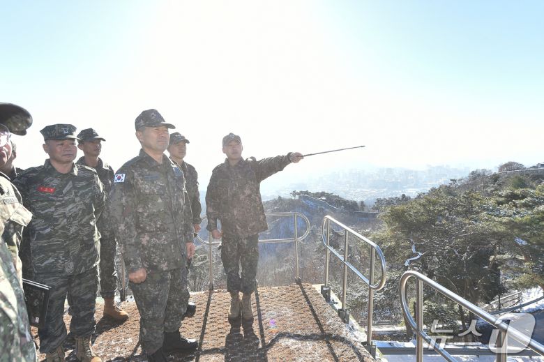 진영승 합동참모본부 의장이 5일 1방공여단과 3미사일방어여단 예하 부대를 방문해 작전태세를 점검하고 있다. (합참 제공)