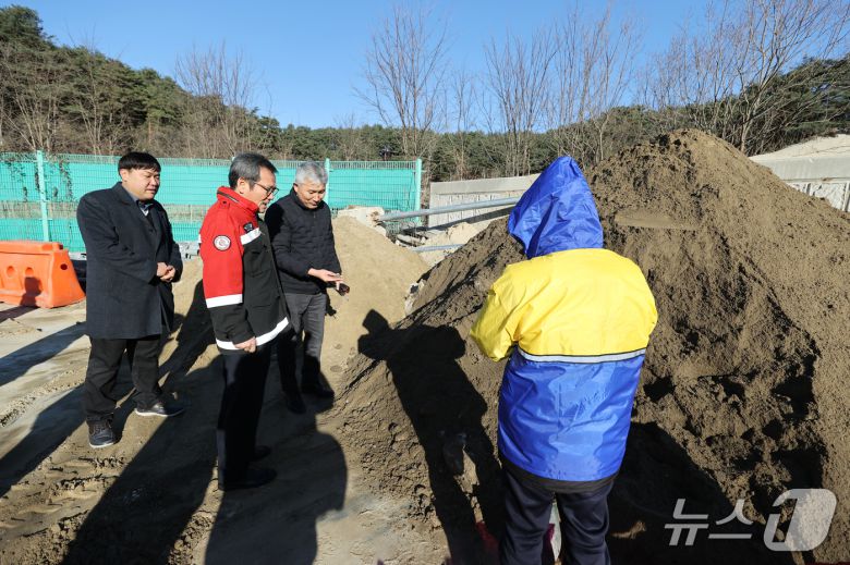 김홍규 강원 강릉시장이 5일 대전동 제설 전진기지를 방문해 제설 정비와 자재 준비 상황을 점검하고 있다.(강릉시 제공, 재판매 및 DB 금지) 2025.12.5/뉴스1