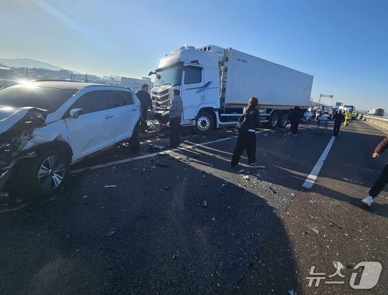 5일 오전 9시 10분쯤 충북 청주시 청원구 오동동 3순환로에서 차량 9대가 연쇄 추돌했다.(청주동부소방서 제공. 재판매 및 DB금지)/뉴스1