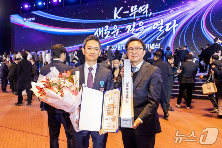 수상 후 허은철 GC녹십자 대표(왼쪽), 이우진 GC녹십자 글로벌사업본부장(오른쪽)이 기념촬영을 하고 있다. /GC녹십자 제공