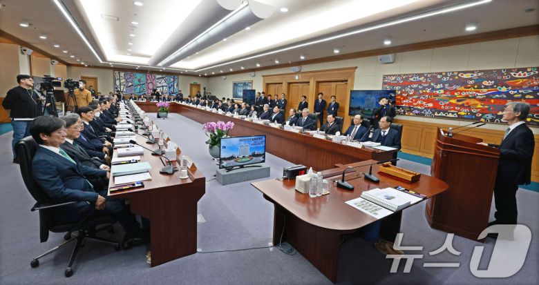 조희대 대법원장이 5일 서울 서초구 대법원에서 열린 전국법원장회의에서 인사말을 하고 있다. (공동취재) 2025.12.5/뉴스1 ⓒ News1 장수영 기자