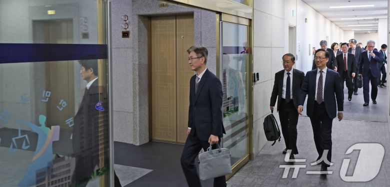 전국의 법원장들이 5일 오후 서울 서초구 대법원에서 열린 전국법원장회의에 참석하고 있다. 2025.12.5/뉴스1 ⓒ News1 장수영 기자