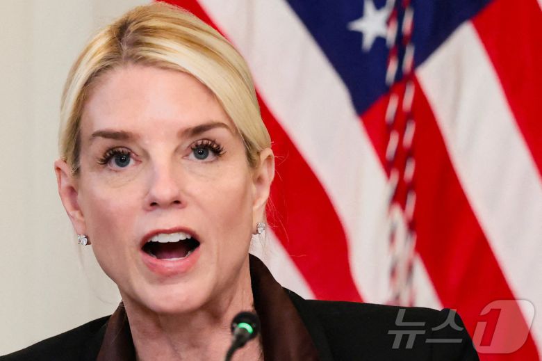 팸 본디 미국 법무부 장관이 지난 10월 8일(현지시간) 워싱턴DC 백악관에서 열린 반파시스트 운동 안티파(Antifa) 관련 회의에서 발언하고 있다. 트럼프 대통령은 지난 9월 22일 조직적인 안티파 활동을 국내 테러 조직으로 지정하는 행정명령에 서명했다. 2025.10.08. ⓒ 로이터=뉴스1 ⓒ News1 류정민 특파원