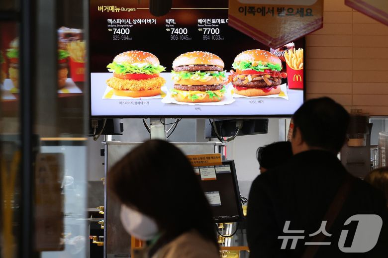 서울의 한 맥도날드에서 시민들이 햄버거를 고르고 있다. 2025.3.31/뉴스1 ⓒ News1 이동해 기자