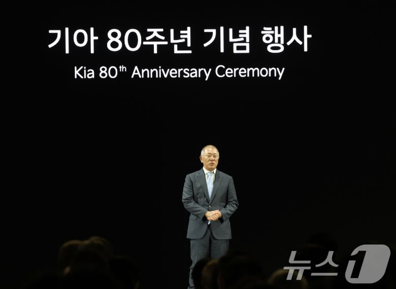 정의선 현대자동차그룹 회장이 5일 경기 용인시 처인구 기아 비전스퀘어에서 열린 '기아 80주년 기념식'에서 발언을 하고 있다. 2025.12.5/뉴스1 ⓒ News1 김영운 기자