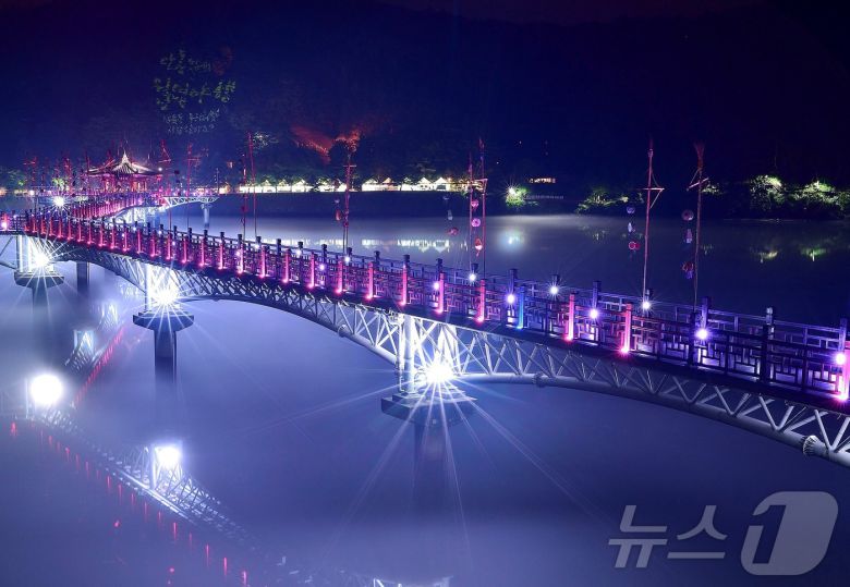 경북도, 무장애 관광환경 공모 3개소 선정…국비 7억5000만원 확보 경북도가 문화체육관광부와 한국관광공사가 주관한 ‘2026년도 무장애 관광환경 조성 공모사업’에서 포항 2개소, 안동 1개소 등 총 3개 관광지가 선정돼 국비 7억5000만원을 확보했다.사진은 월영교 야경(경북도 제공. 재판매 및 DB금지) /뉴스1