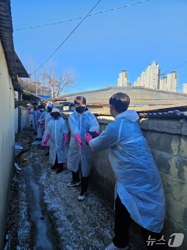 산림청 봉사동호회 나눔을 바르는 사람들이 지역 소외계층에 연탄 1200장을 전달했다.(산림청 제공.재판매 및 DB금지)/뉴스1