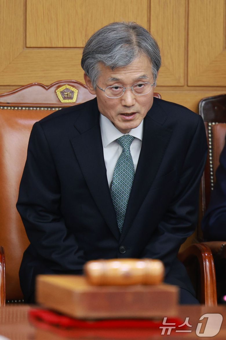 조희대 대법원장이 5일 서울 서초구 대법원에서 열린 전국법원장회의에서 인사말을 마친 뒤 자리에 앉고 있다. (공동취재) 2025.12.5/뉴스1 ⓒ News1 장수영 기자