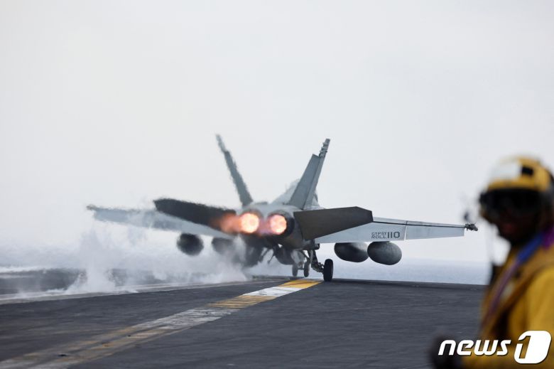 중동 홍해와 아덴만에 배치된 미 해군 항공모함 '드와이트 D 아이젠하워'에서  F/A-18 호넷 전투기가 출격하고 있다.  ⓒ 로이터=뉴스1 ⓒ News1 김성식 기자