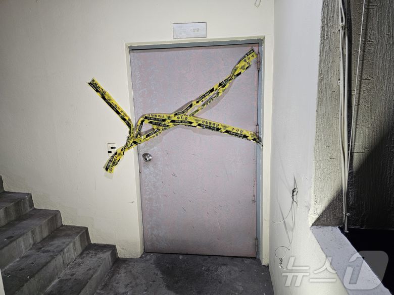 3일 오후 경남 창원시 마산회원구 합성동 한 모텔에서 흉기 사건이 발생, 경찰이 현장을 통제하고 있다. 2025.12.3/뉴스1 ⓒ News1 박민석 기자