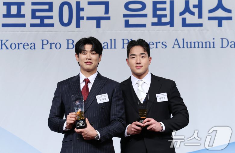 5일 서울 강남구 리베라호텔에서 열린 한국프로야구 은퇴선수협회 2025 '최고의 선수상' 시상식에서 '최고의 선수상'을 수상한 송성문(왼쪽, 키움 히어로즈)과 '최고의 신인상'을 수상한 안현민(KT 위즈)이 트로피를 들고 포즈를 취하고 있다. 2025.12.5/뉴스1 ⓒ News1 오대일 기자