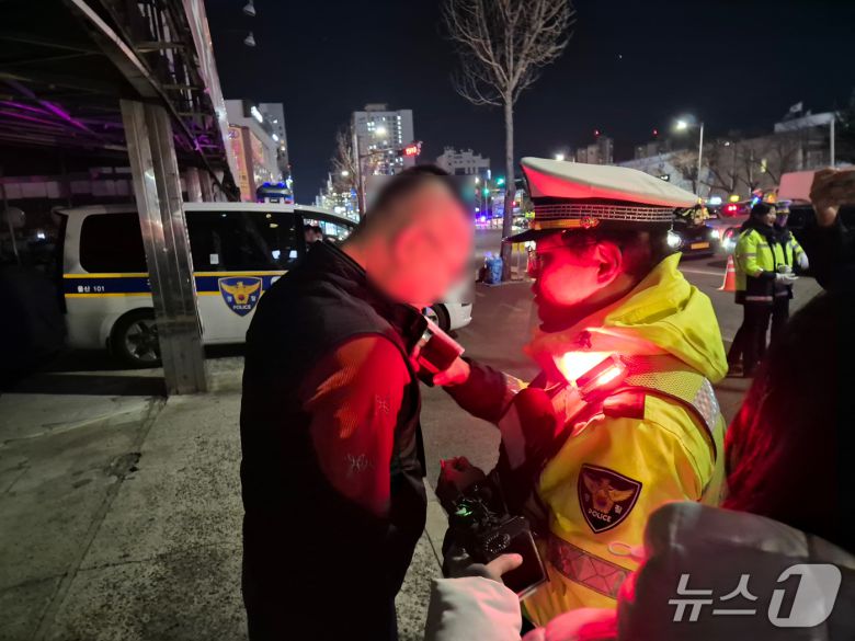 울산남부경찰서가 4일 남구 삼산로에서 음주 감지기에 걸린 사람의 혈중알코올농도를 측정하고 있다.2025.12.5/뉴스1ⓒ 뉴스1 박정현 기자