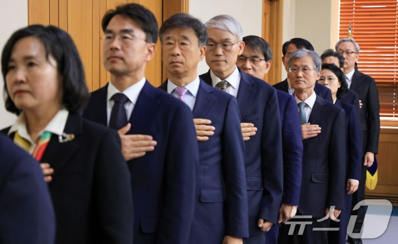 조희대 대법원장과 대법관들이 5일 오후 서울 서초구 대법원에서 열린 전국법원장회의에서 국민의례를 하고 있다. (공동취재) 2025.12.5/뉴스1 ⓒ News1 장수영 기자